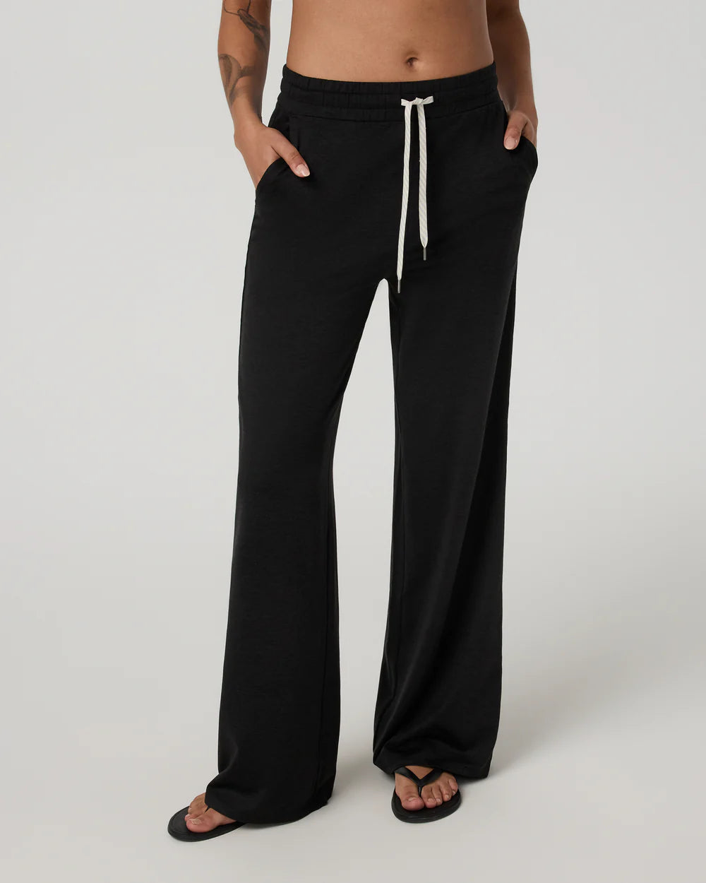 Vuori Women's Halo Essential Wideleg (Short) Vuori